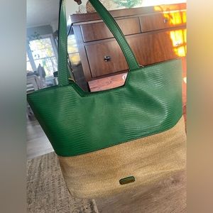 Gwen Straw Tote Bag In Green With Natural Straw..